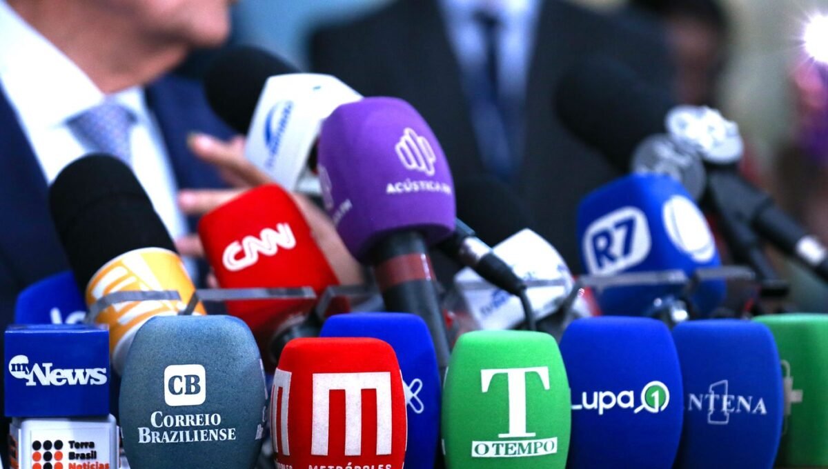 Assédio e sobrecarga ameaçam saúde mental de jornalistas, diz pesquisa
