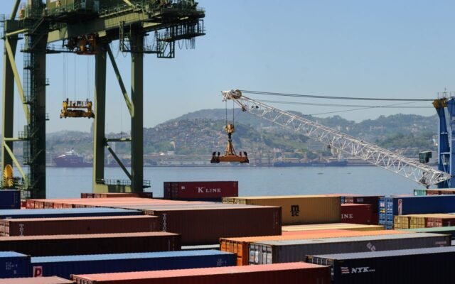 Balança comercial tem superávit de US$ 7,4 bilhões em agosto