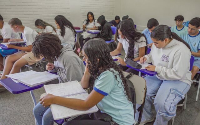 Brasil melhora desempenho escolar no longo prazo, mas patamar é baixo