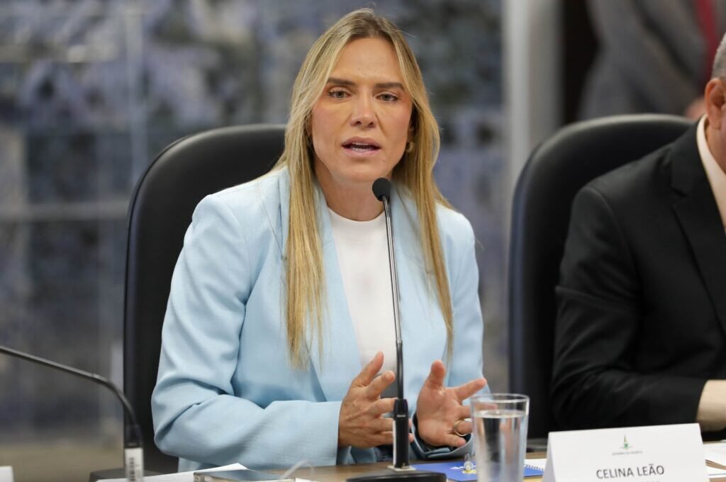 Celina Leão assina ordens de serviço para obras de drenagem em Arniqueira