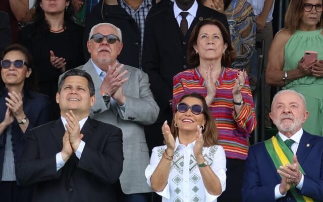 Começa o desfile cívico-militar do Dia da Independência em Brasília