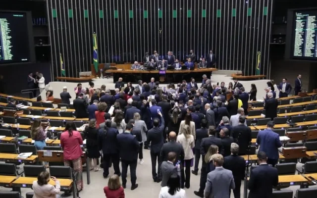 Convocação de ministro sobre relatório da PF