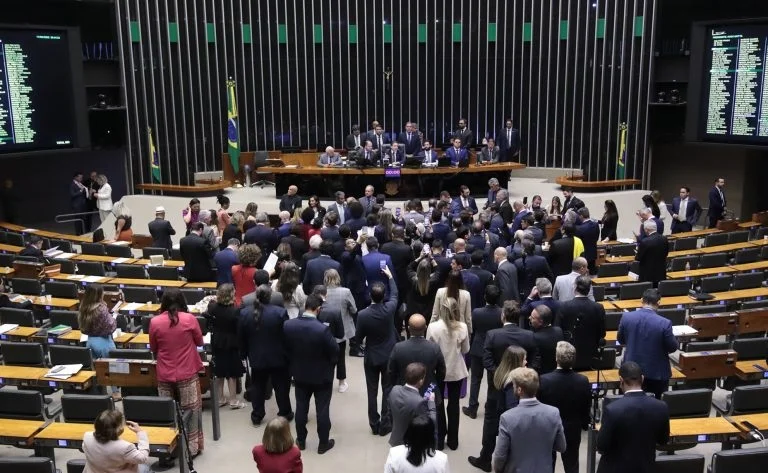 Convocação de ministro sobre relatório da PF