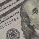 Dólar cai a R$ 5,08 e atinge menor valor em um mês