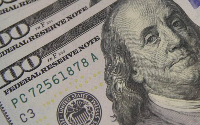 Dólar cai a R$ 5,08 e atinge menor valor em um mês