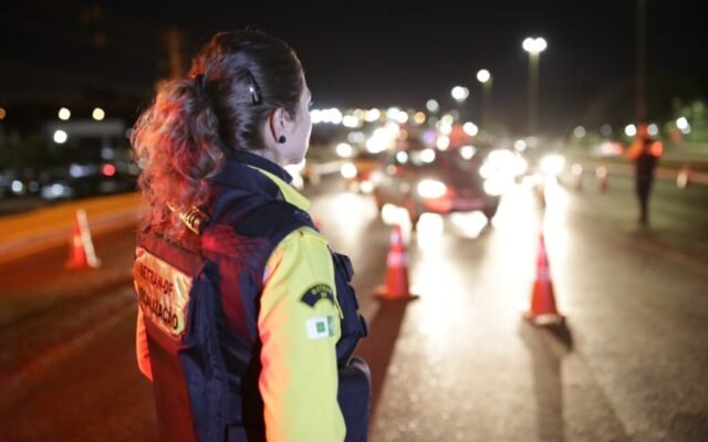 Farol baixo: entenda quando o uso é obrigatório durante o dia