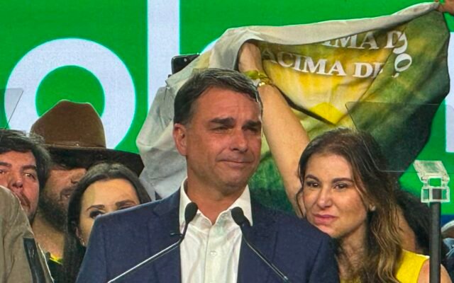 Flávio usou jatinho ligado a Vorcaro em viagem em 2025, diz revista