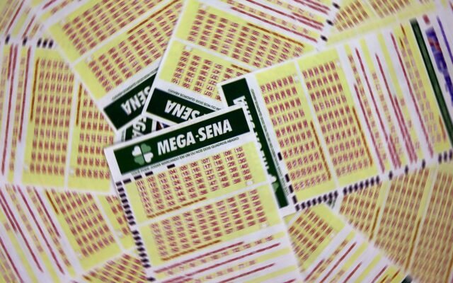 Mega-Sena acumula para R$ 102 milhões; confira os números sorteados