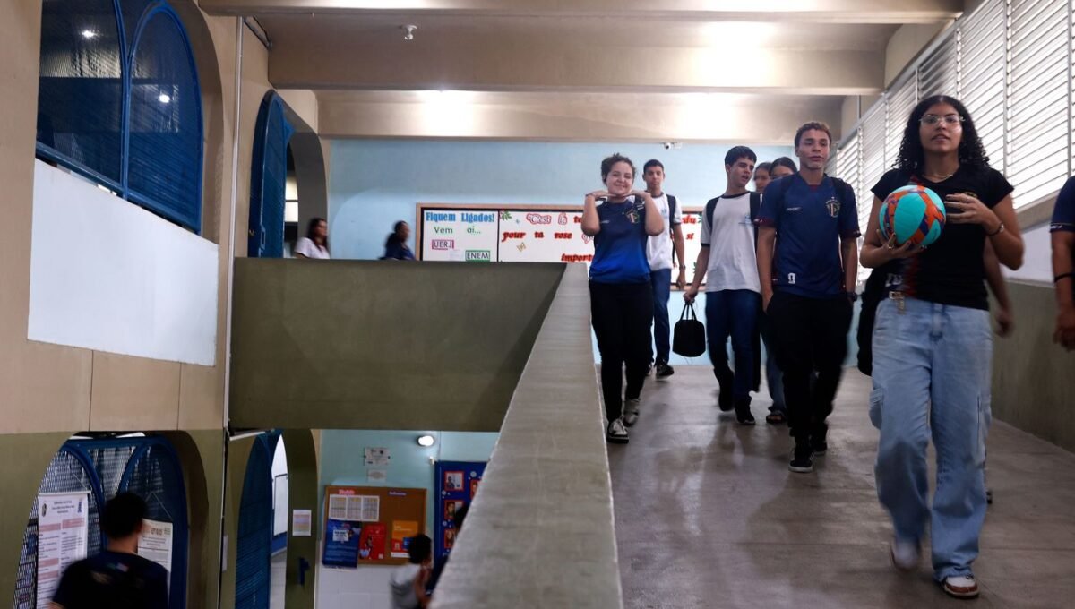 Pé-de-Meia começa a pagar sexta parcela a estudantes nesta segunda