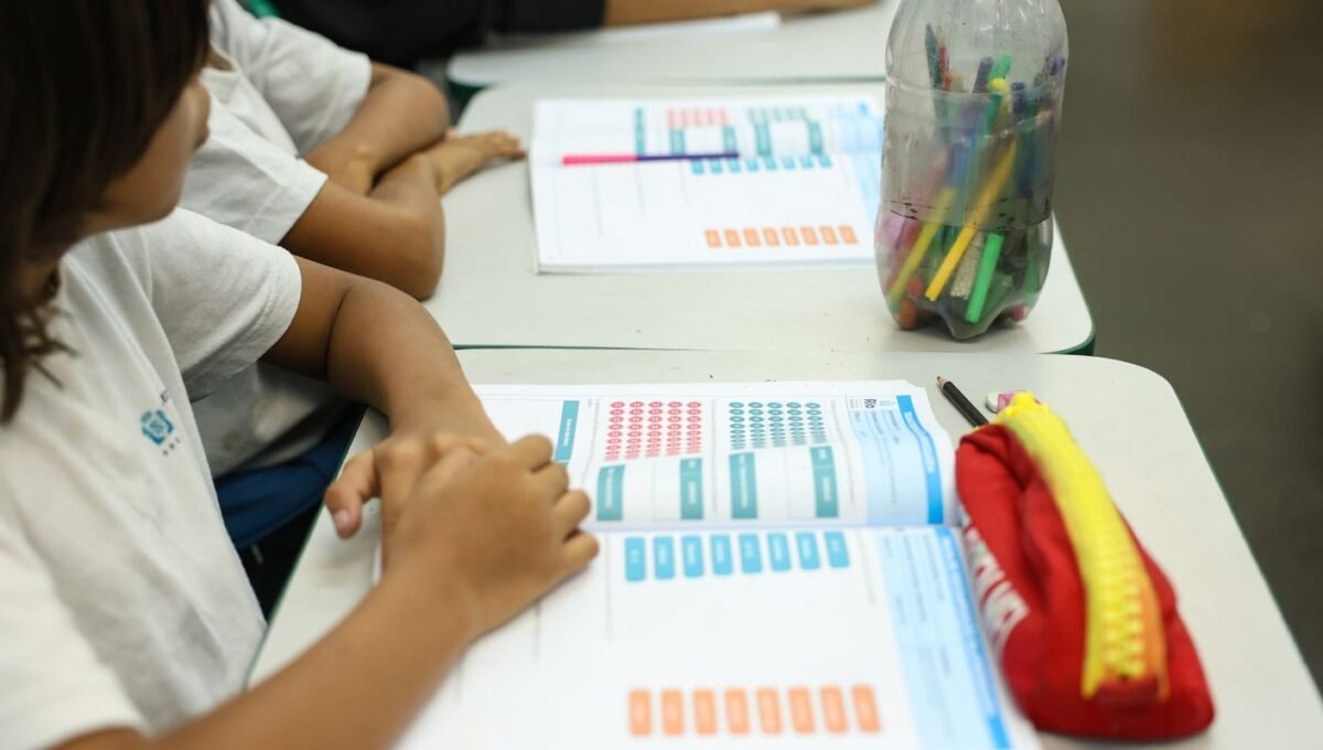 Prazo para escolas escolherem livros didáticos para 2027 termina hoje