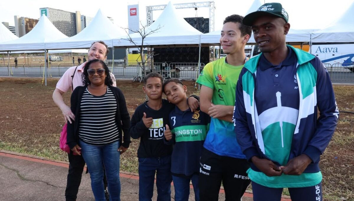 Público madruga para assistir ao desfile na Esplanada dos Ministérios