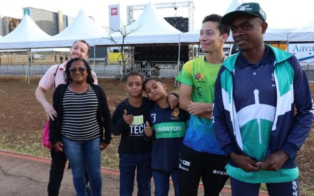 Público madruga para assistir ao desfile na Esplanada dos Ministérios