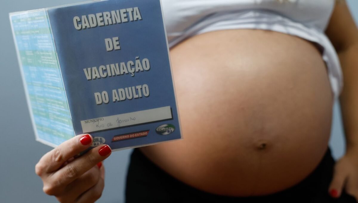 Resistência às vacinas contra gripe e covid coloca gestantes em risco