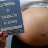 Resistência às vacinas contra gripe e covid coloca gestantes em risco