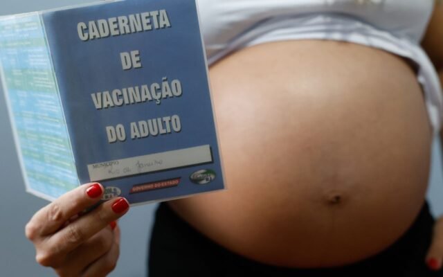 Resistência às vacinas contra gripe e covid coloca gestantes em risco