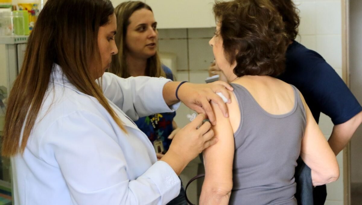 SUS amplia cobertura da vacina Pneumo 20 para maiores de 85 anos