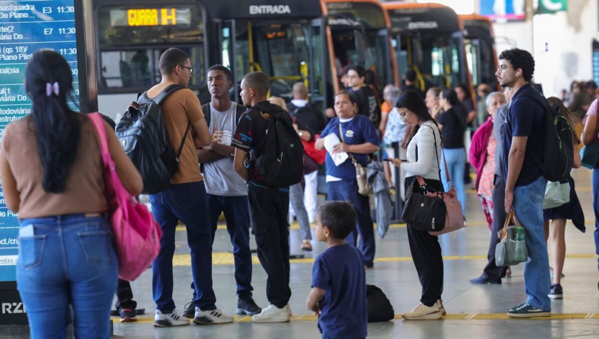 Setor de serviços fica estável em julho e sobe 2,4% em 12 meses