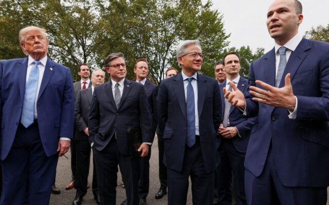 Trump anuncia autorregulação da IA por big tech em meio a temor social