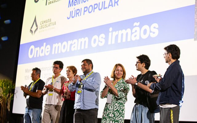 Vencedores do Troféu Câmara Legislativa exaltam cinema produzido no DF em noite de encerramento