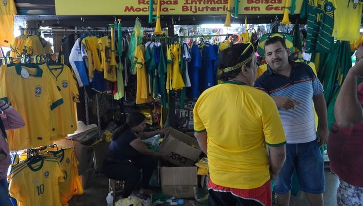 Vendas no comércio caem 0,8% em julho, com “ressaca” da Copa do Mundo