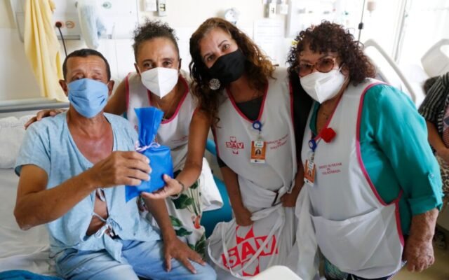 Voluntários transformam tempo em cuidado há 61 anos no Hospital de Base