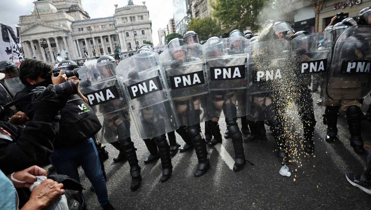 Ajuste de Milei reduz número de novos aposentados em 53% na Argentina