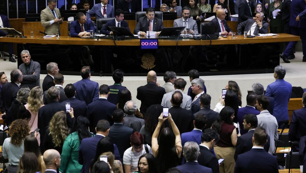 Alcolumbre marca votação da PEC pelo fim da 6×1 para quarta-feira
