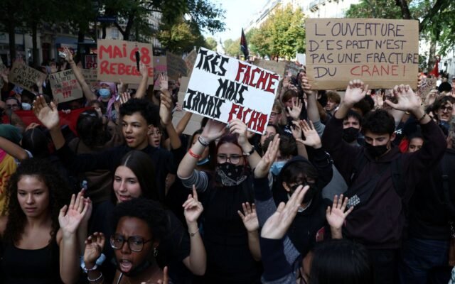 Alunos e professores protestam na França no maior dia de mobilização
