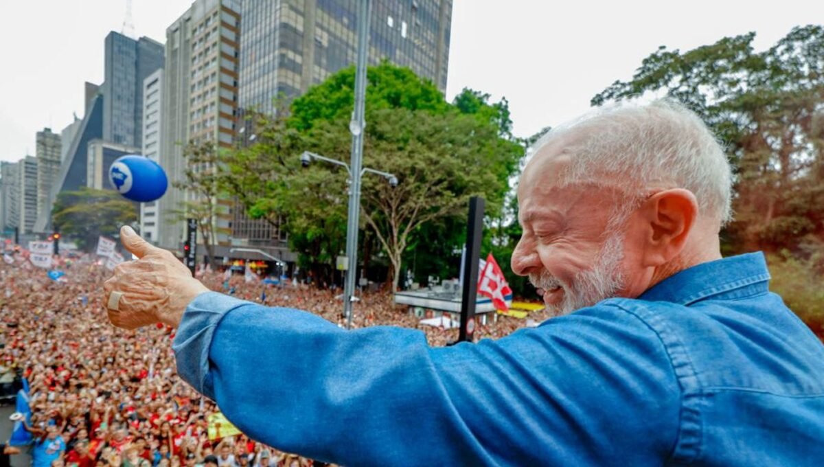 Ato pela reeleição de Lula leva milhares à Avenida Paulista