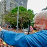 Ato pela reeleição de Lula leva milhares à Avenida Paulista
