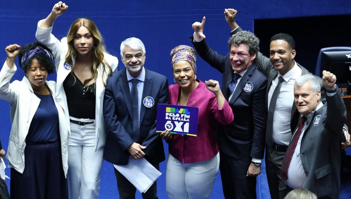 CUT elogia fim da “massacrante” 6×1; CNI quer revisar PEC aprovada