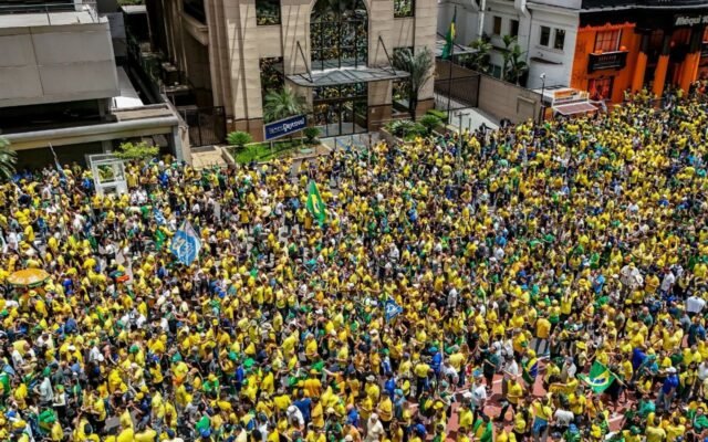 Campanha de Flávio Bolsonaro realiza manifestação na Paulista