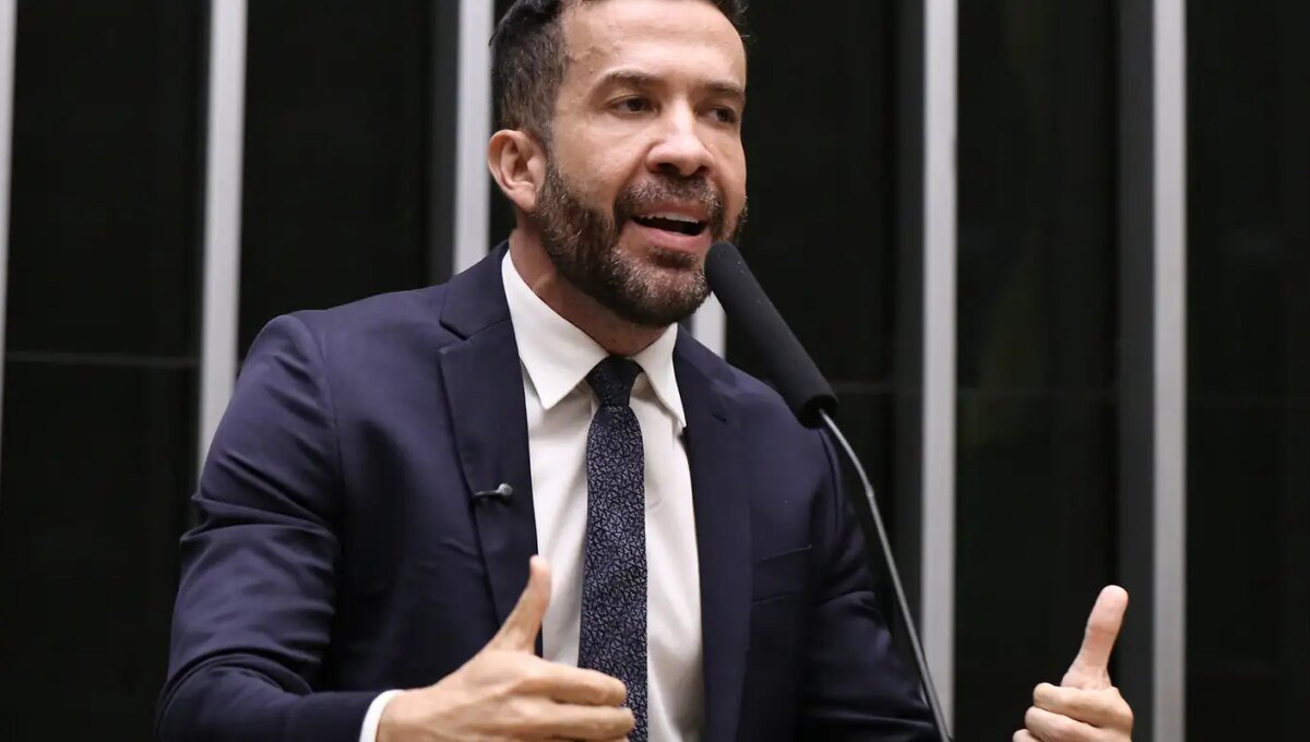 Deputado André Janones é internado com arritmia em São Paulo