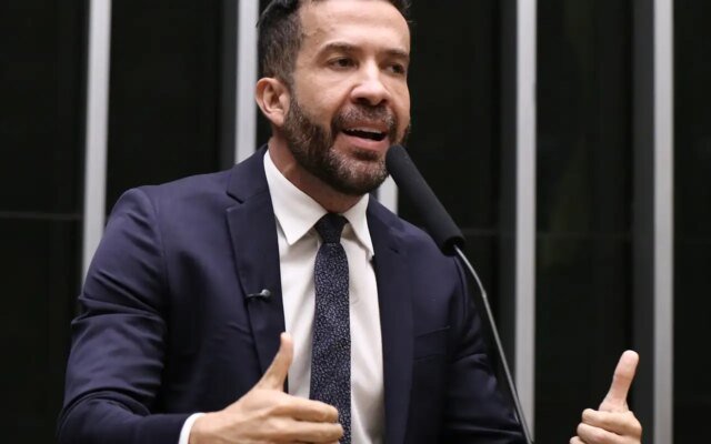 Deputado André Janones é internado com arritmia em São Paulo