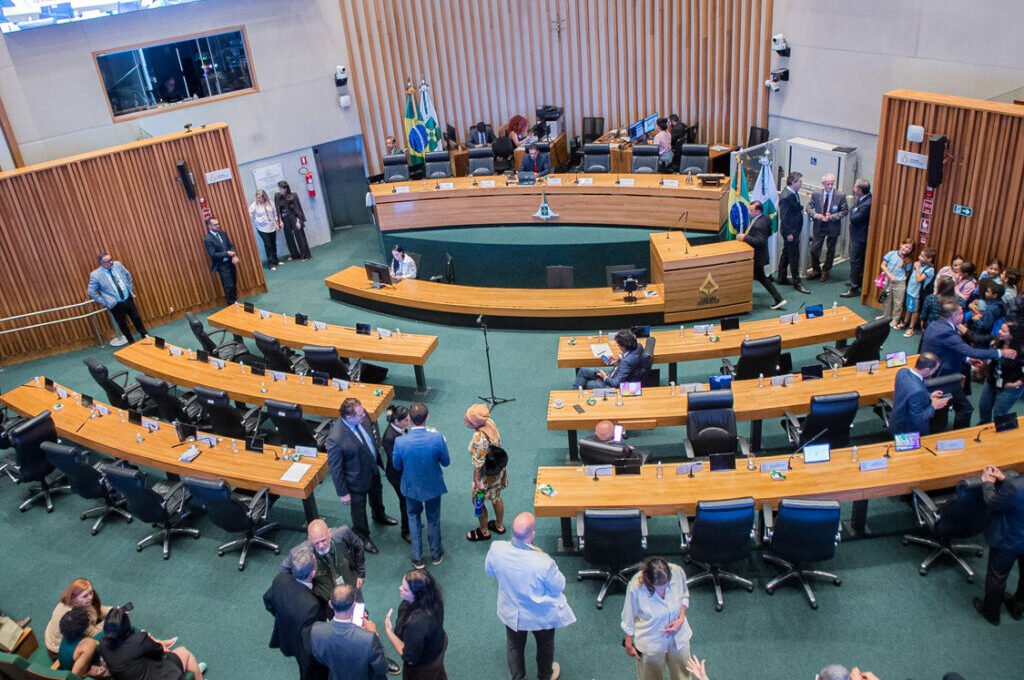 Deputados distritais ocupam a tribuna da CLDF pela primeira vez após as eleições