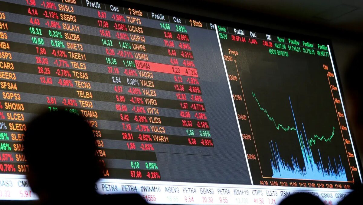 Dólar cai a R$ 5, e bolsa sobe quase 8% após primeiro turno