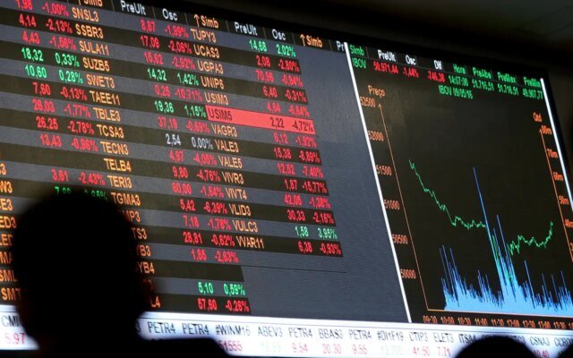 Dólar cai a R$ 5, e bolsa sobe quase 8% após primeiro turno
