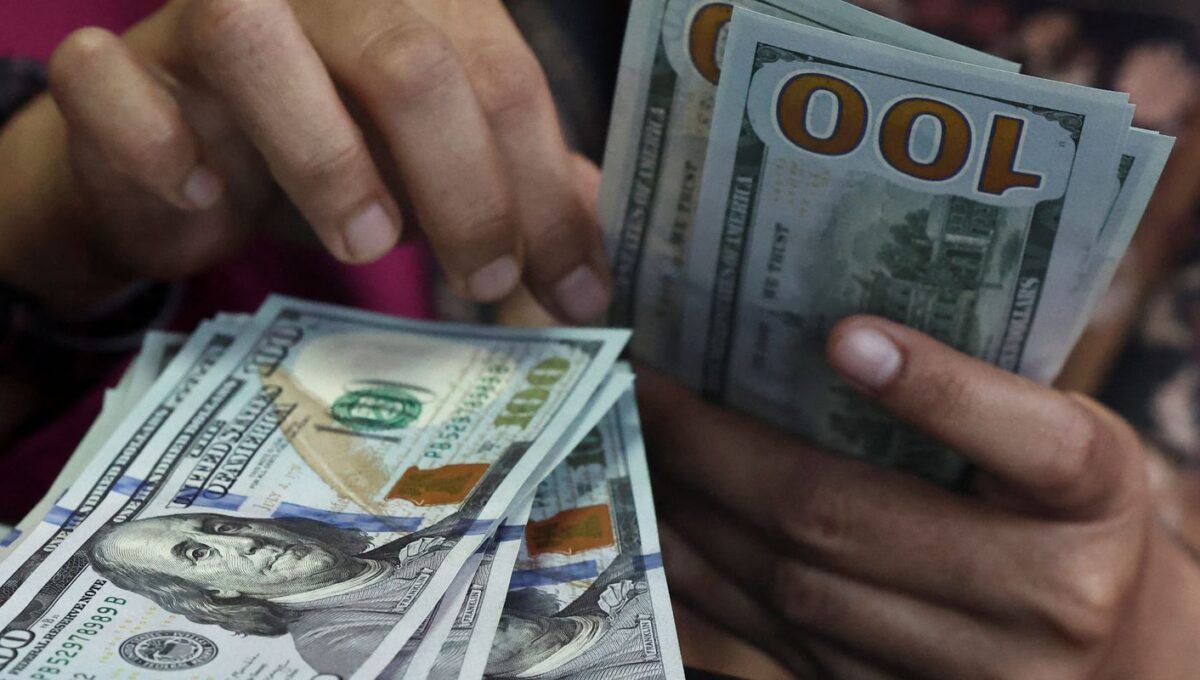 Dólar fecha abaixo de R$ 5 e recua 1,58% na semana
