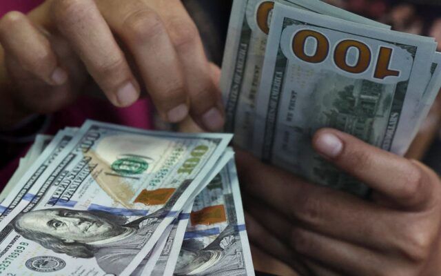 Dólar fecha abaixo de R$ 5 e recua 1,58% na semana