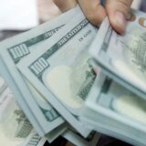 Dólar sobe 0,74% e volta a fechar acima de R$ 5