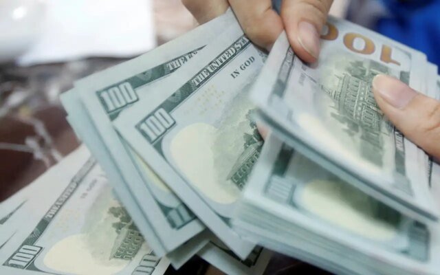 Dólar sobe 0,74% e volta a fechar acima de R$ 5