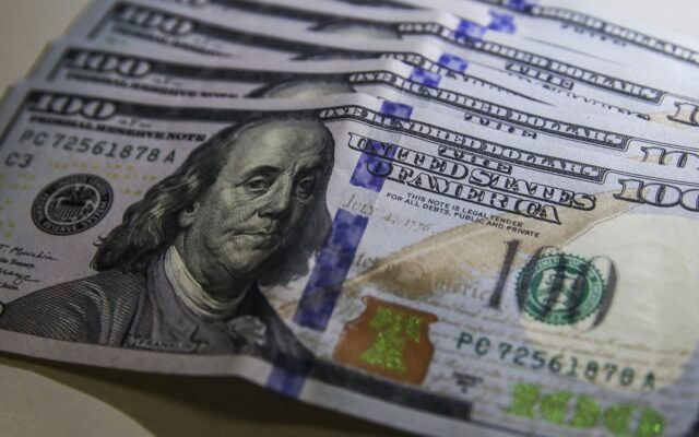 Dólar volta a R$ 5 com ambiente externo e ajuste pós-eleitoral