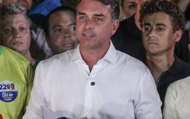 Em carta golpista, Flávio agradece Milei e Trump por apoio para fuga