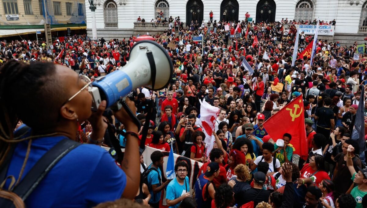 Estudantes fazem atos pelo país em apoio a Lula