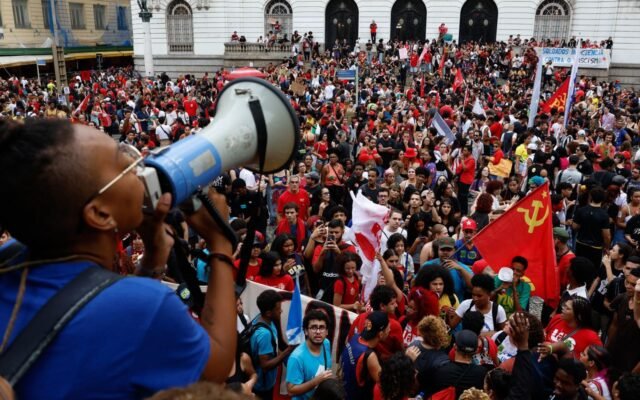 Estudantes fazem atos pelo país em apoio a Lula