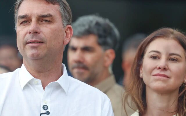 Flávio Bolsonaro participa de missa na Catedral de Brasília