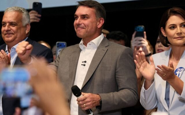 Flávio Bolsonaro recebe apoio de partidos e fala em mudar Constituição