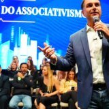 Flávio faz visita ao pai em prisão domiciliar e recebe apoios em SP
