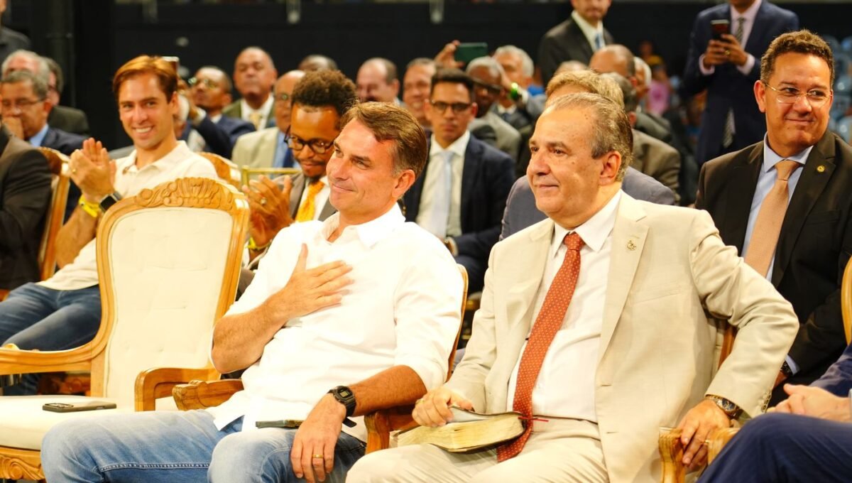 Flávio passa domingo reunido com prefeitos e vereadores de São Paulo