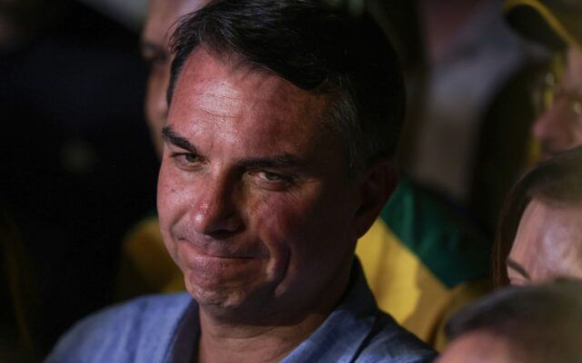 Fuga e carta golpista ampliam isolamento de Flávio Bolsonaro